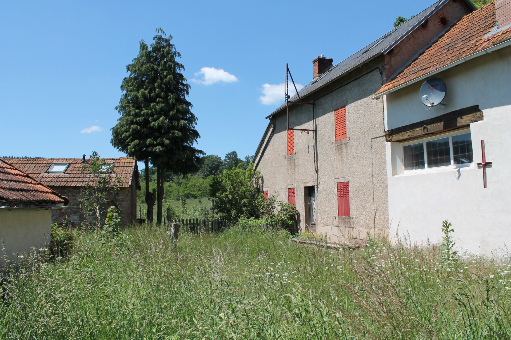 LODDES. 2 maisons mitoyenne et petit gîte séparé sur 8000 m2 de terrain avec une vue magnifique. LODDES. 2 maisons mitoyenne et petit gîte séparé sur 8000 m2 de terrain avec une vue magnifique.