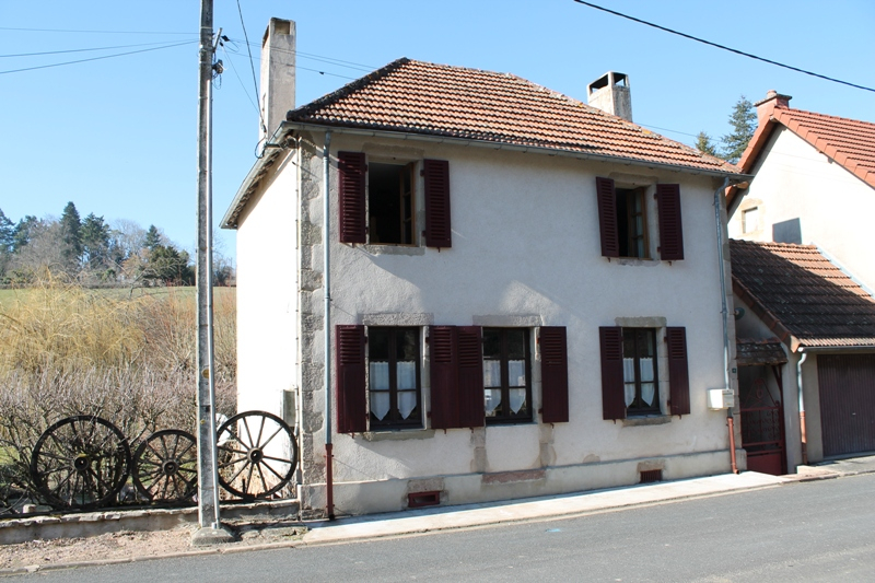 Bert - Authentique maison de village, rénovée sur 900 m2. Bert - Authentique maison de village, rénovée sur 900 m2.
