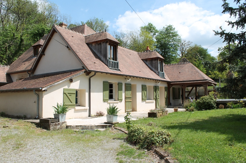 Coulandon - Maison spacieuse avec piscine dans un petit quartier résidentiel sur un terrain de 1100m² Coulandon - Maison spacieuse avec piscine dans un petit quartier résidentiel sur un terrain de 1100m²