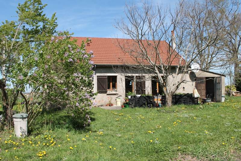 Allier - Sorbier. Une maison de vacances isolée, confortable avec une belle vue et un beau jardin de 2700 m2. Allier - Sorbier. Une maison de vacances isolée, confortable avec une belle vue et un beau jardin de 2700 m2.