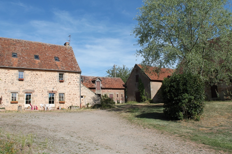 Couzon - Belle fermette avec plusieurs granges et dépendances sur environ 3 hectares de terrain. Couzon - Belle fermette avec plusieurs granges et dépendances sur environ 3 hectares de terrain.