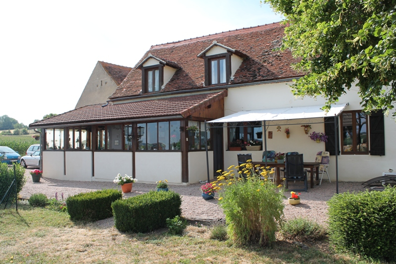 Chezelle - Maison avec 5 chambres d'hôtes, gîte et 2 mobil-homes sur près de 1,5 ha de terrain. Chezelle - Maison avec 5 chambres d'hôtes, gîte et 2 mobil-homes sur près de 1,5 ha de terrain.