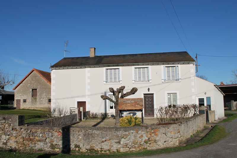 Maisonnais -Fermette spacieuse avec écuries et granges sur environ 2 hectares de terrain. Maisonnais -Fermette spacieuse avec écuries et granges sur environ 2 hectares de terrain.