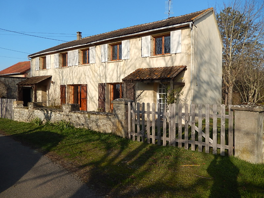 Saint Menoux - 2 maisons sous le même faîtage sur 2500 m² de terrain avec garage. Saint Menoux - 2 maisons sous le même faîtage sur 2500 m² de terrain avec garage.