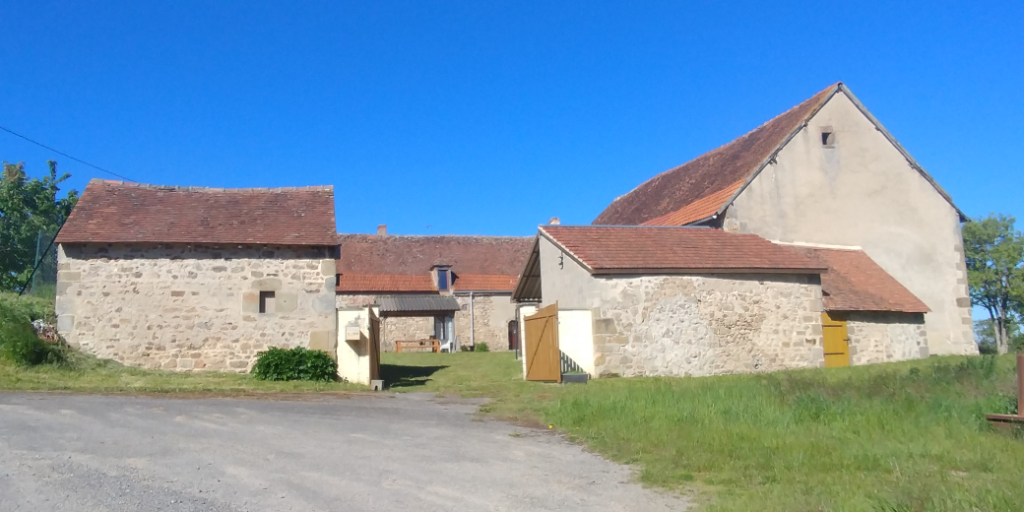 Saint Sornin- Fermette avec grange sur cour , terrain de 2920m² Saint Sornin- Fermette avec grange sur cour , terrain de 2920m²