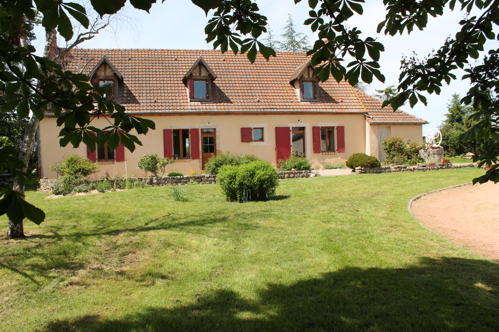 Meaulne Vitray - Grande maison de campagne sur 1,3 hectares de terrain avec une grange et un grand hangar Meaulne Vitray - Grande maison de campagne sur 1,3 hectares de terrain avec une grange et un grand hangar