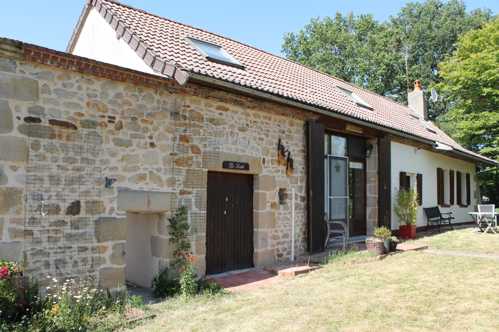 Vieure - Fermette entièrement rénovée avec vue imprenable dans un endroit isolée.Maison Vieure 4 pièce(s) 120 m2 Vieure - Fermette entièrement rénovée avec vue imprenable dans un endroit isolée.Maison Vieure 4 pièce(s) 120 m2