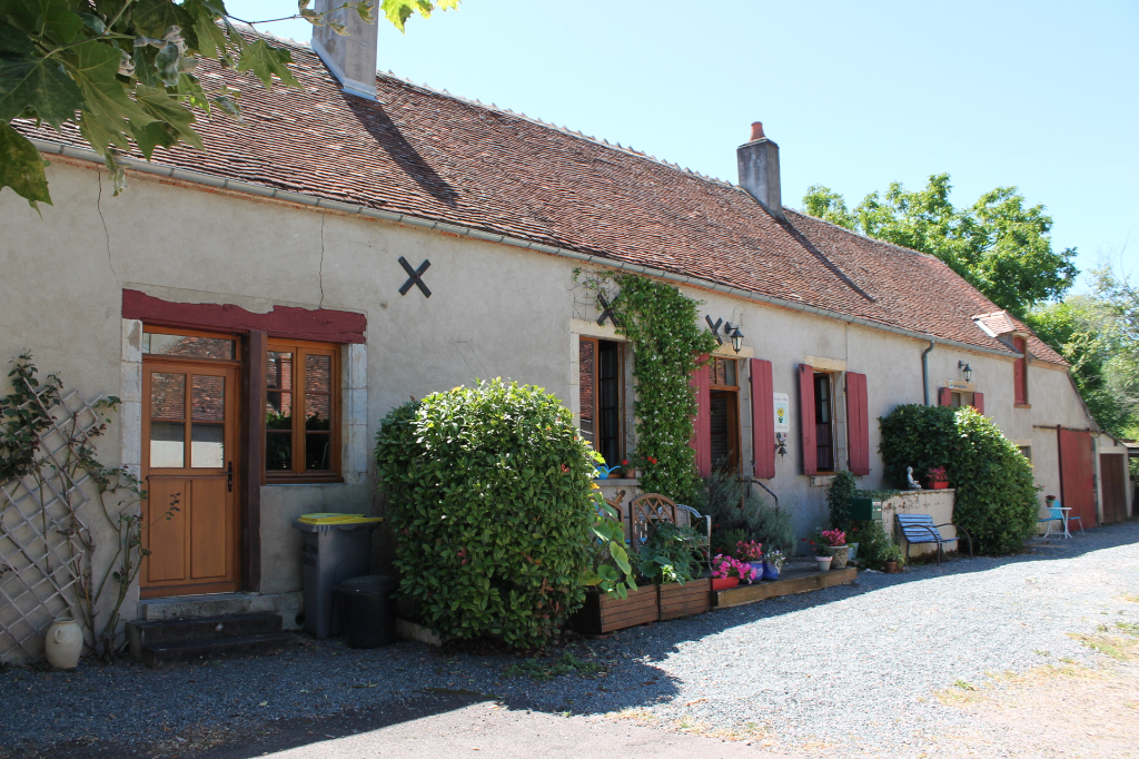 Isle et Bardais - Une authentique longère dans le village sur 2500 m² de terrain en lisière de la forêt de Tronçais. Isle et Bardais - Une authentique longère dans le village sur 2500 m² de terrain en lisière de la forêt de Tronçais.