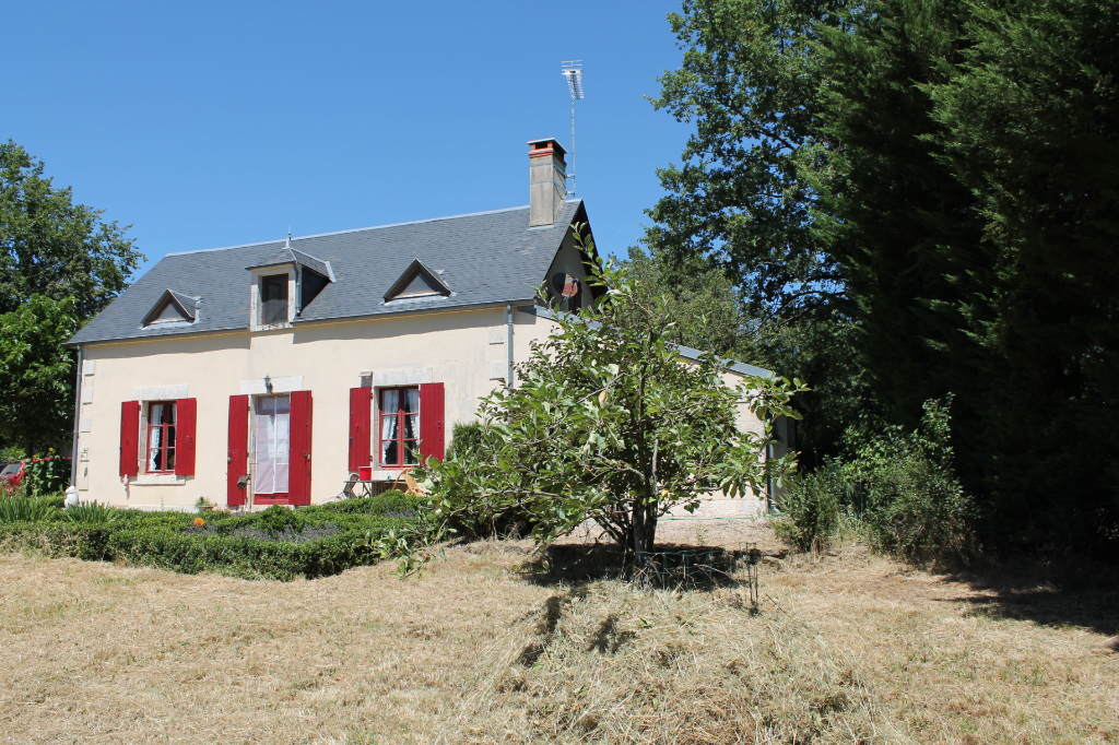 Marçais - Grande fermette avec une belle vue, sur 4400m² de terrain. Marçais - Grande fermette avec une belle vue, sur 4400m² de terrain.