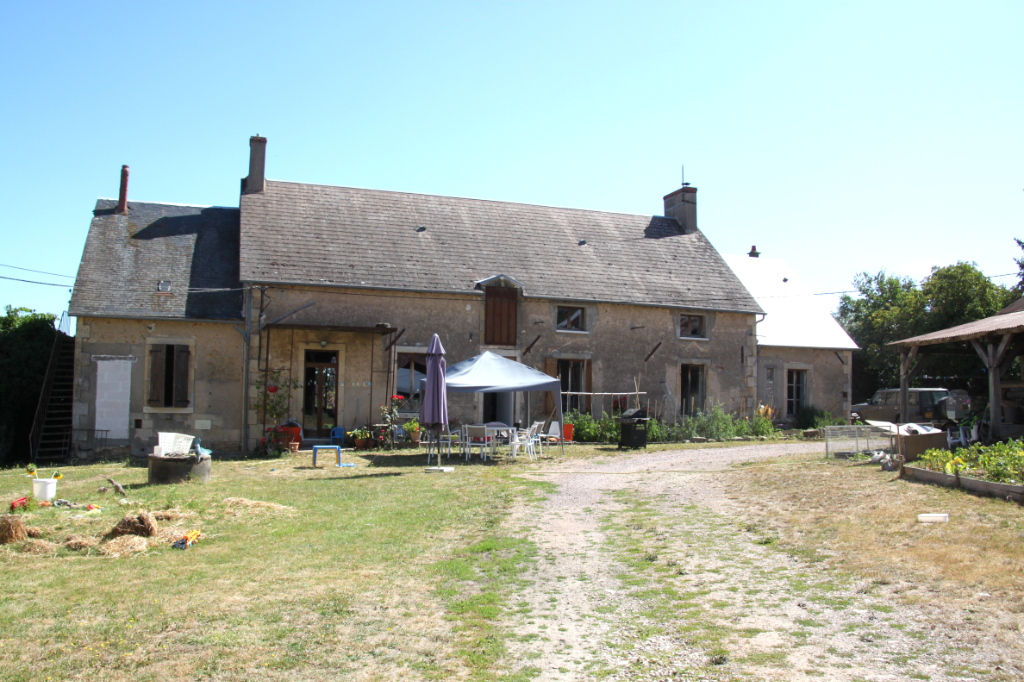 Nérondes - Fermette spacieuse au calme avec grande grange sur 1,7 hectare de terrain. Nérondes - Fermette spacieuse au calme avec grande grange sur 1,7 hectare de terrain.