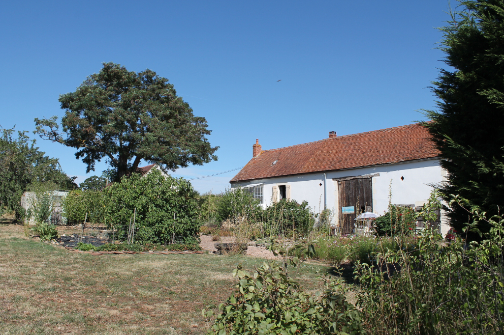 Bellenaves - Fermette avec une belle vue sur 4056 m2 de terrain. Bellenaves - Fermette avec une belle vue sur 4056 m2 de terrain.