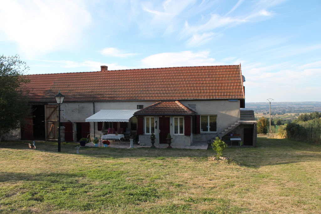 Echassières - Fermette parfaitement rénovée avec belle vue sur 2800m² de terrain. Echassières - Fermette parfaitement rénovée avec belle vue sur 2800m² de terrain.