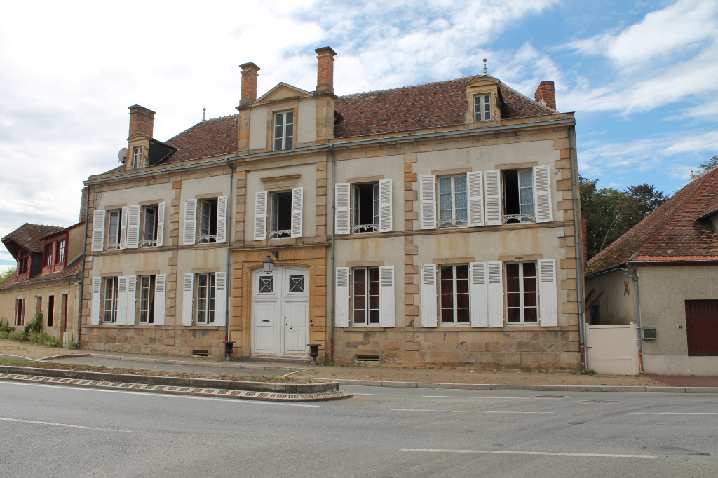 Meaulne - Maison monumental de 328 m2 en bordure d'un village pittoresque, au bord de la rivière Aumance. Meaulne - Maison monumental de 328 m2 en bordure d'un village pittoresque, au bord de la rivière Aumance.