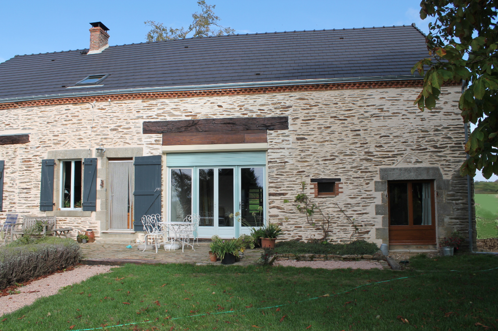 Tercillat - Fermette entièrement rénovée sur 1,5 hectare de terrain. Tercillat - Fermette entièrement rénovée sur 1,5 hectare de terrain.