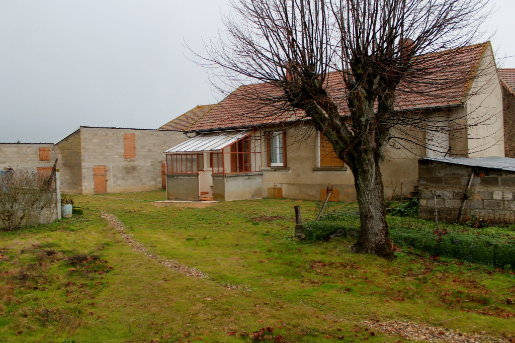 St Priest et Murat -Fermette avec plusieurs granges sur environ 4600 m2 de terrain. St Priest et Murat -Fermette avec plusieurs granges sur environ 4600 m2 de terrain.