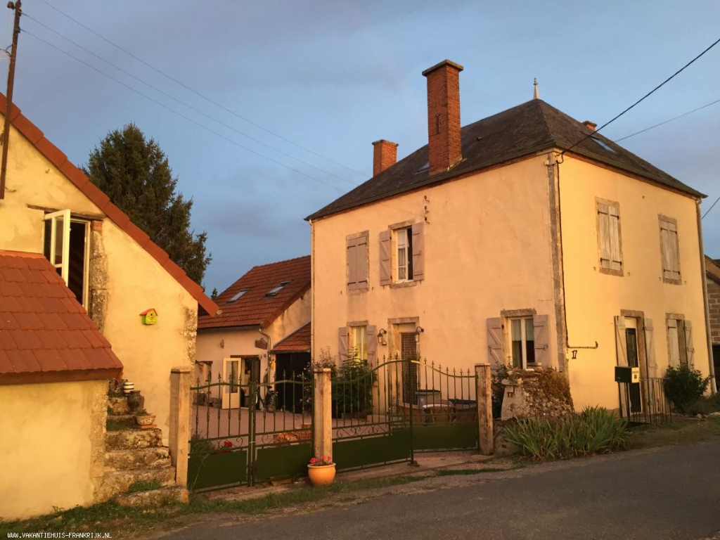 Boucé - Trois maisons authentiques et rénovées sur un terrain de 1400 m2 avec vue dégagée. Boucé - Trois maisons authentiques et rénovées sur un terrain de 1400 m2 avec vue dégagée.
