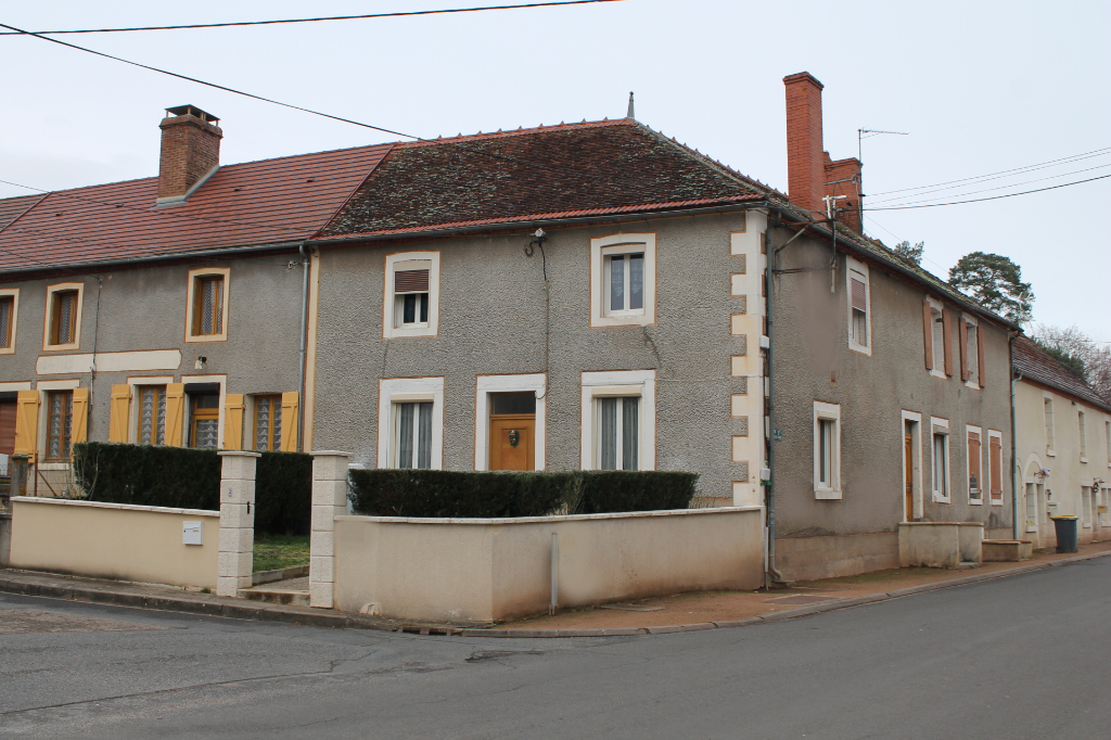 St Bonnet - Spacieuse maison de village de environ 200 m2, à distance de marche de la forêt de Tronçais et de l'étang de St Bonnet. St Bonnet - Spacieuse maison de village de environ 200 m2, à distance de marche de la forêt de Tronçais et de l'étang de St Bonnet.