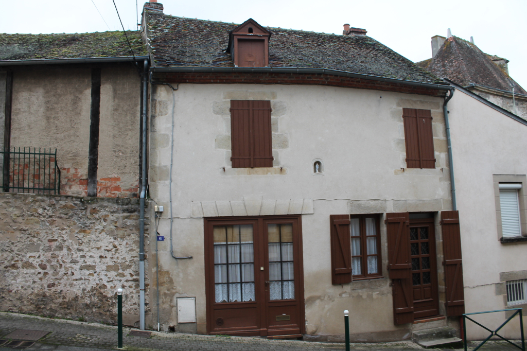 Bourbon l'Archambault - Maison de village charmant avec balcon. Bourbon l'Archambault - Maison de village charmant avec balcon.