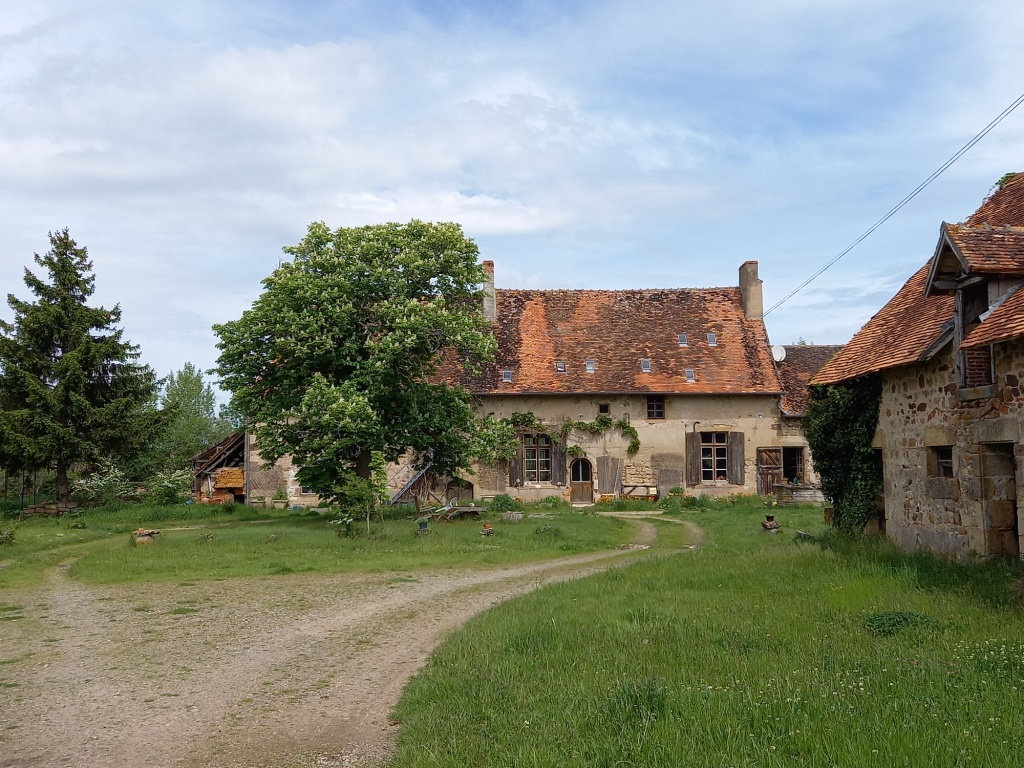 Vieure - Spacieuse ferme en état authentique sur 2,2 hectare. Vieure - Spacieuse ferme en état authentique sur 2,2 hectare.