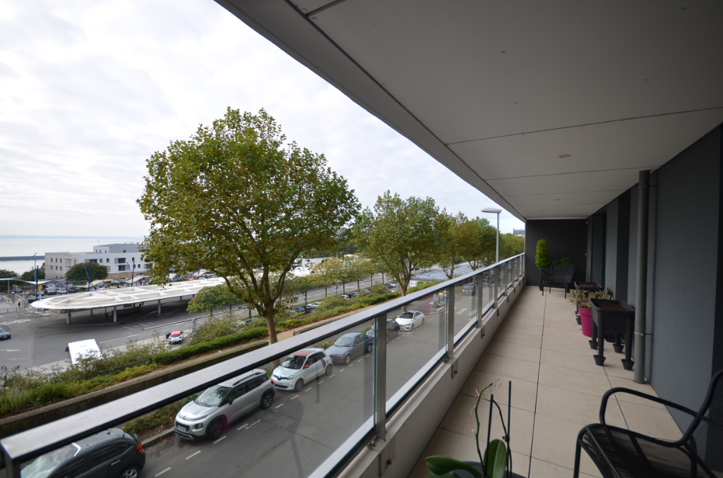 Appartement récent avec vue rade et ascenseur Appartement récent avec vue rade et ascenseur