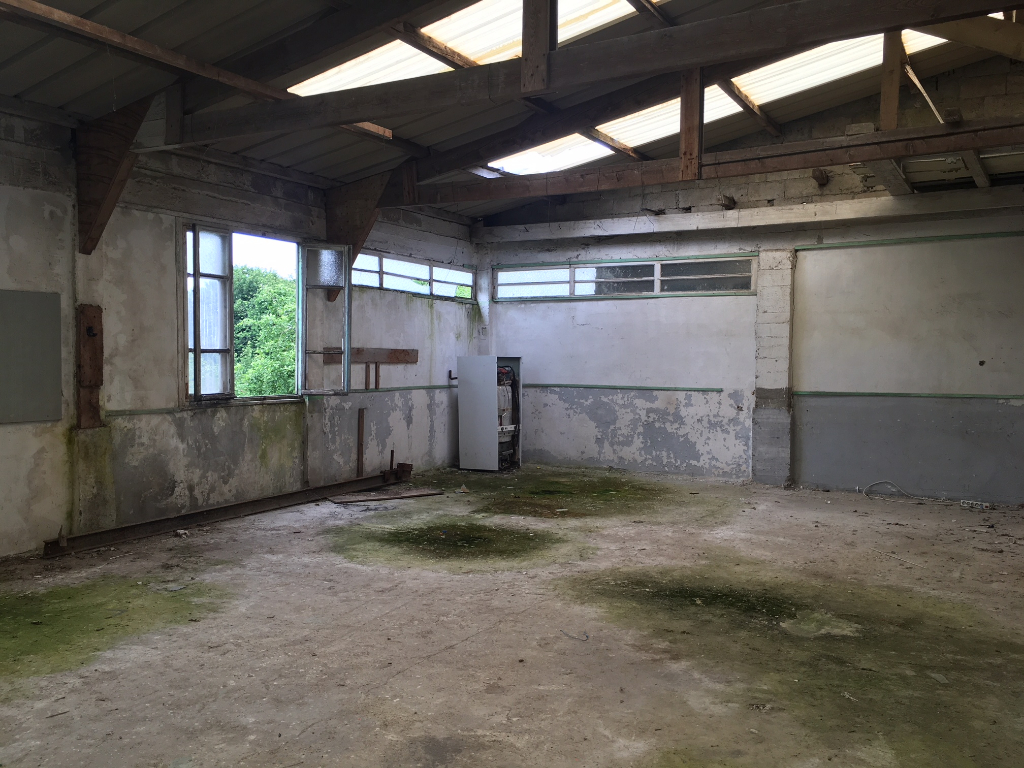 St Marc/ Le Bot - Hangar avec 1000m² de terrain constructible St Marc/ Le Bot - Hangar avec 1000m² de terrain constructible