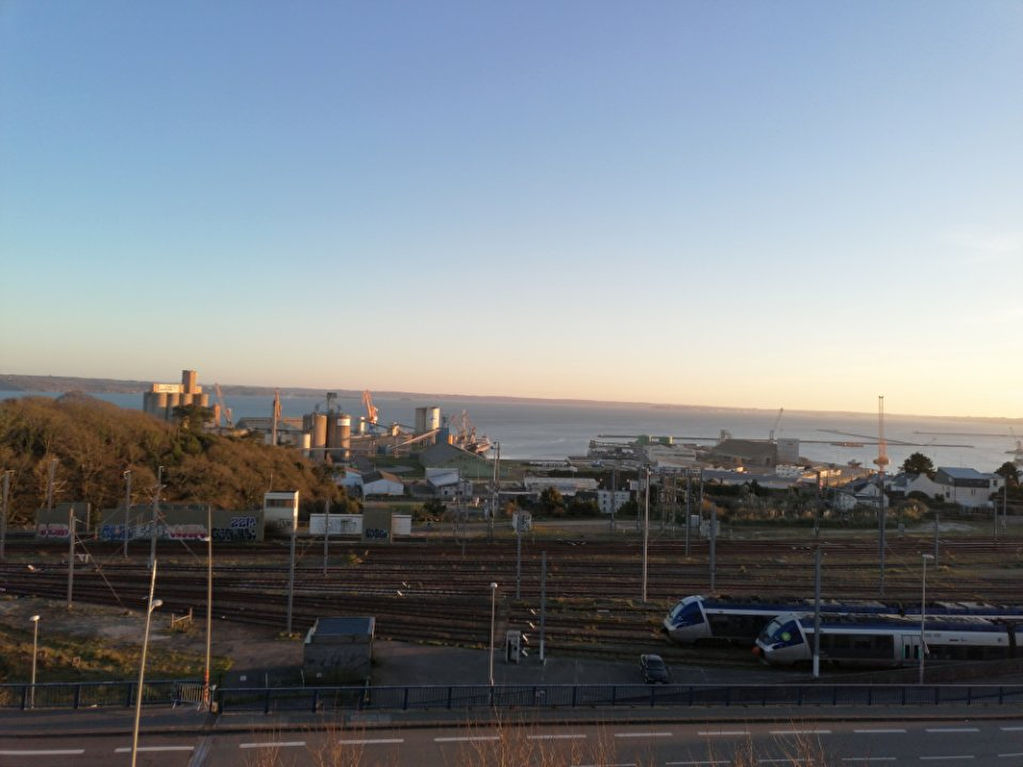 SOUS COMPROMIS - Brest Gambetta - T2 52m2 parking ascenseur - vue rade SOUS COMPROMIS - Brest Gambetta - T2 52m2 parking ascenseur - vue rade