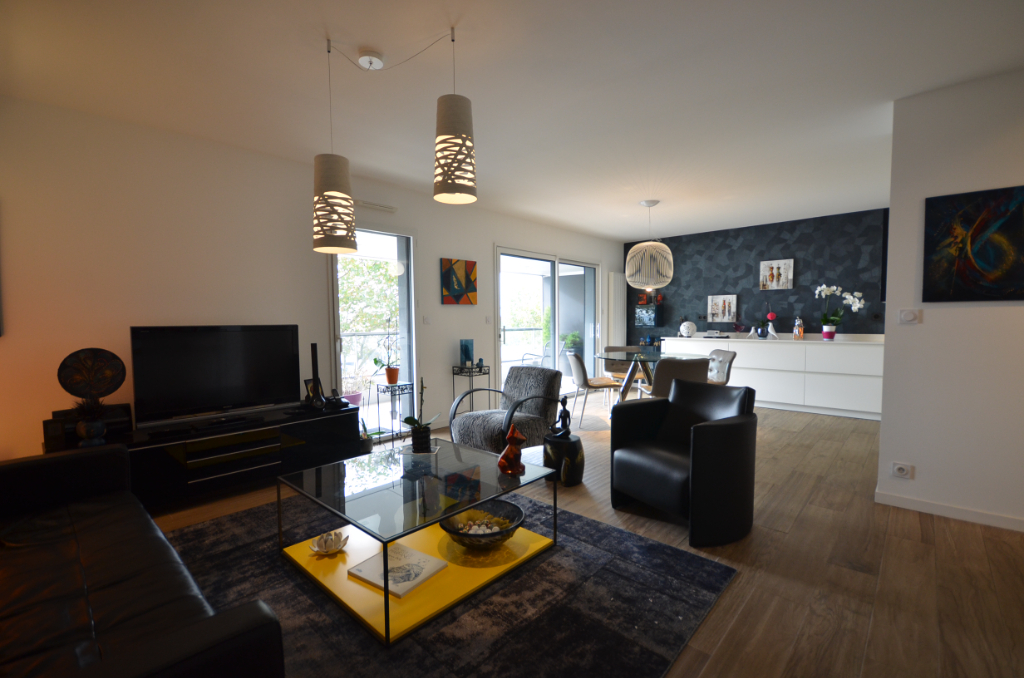 Appartement récent avec vue rade et ascenseur Appartement récent avec vue rade et ascenseur