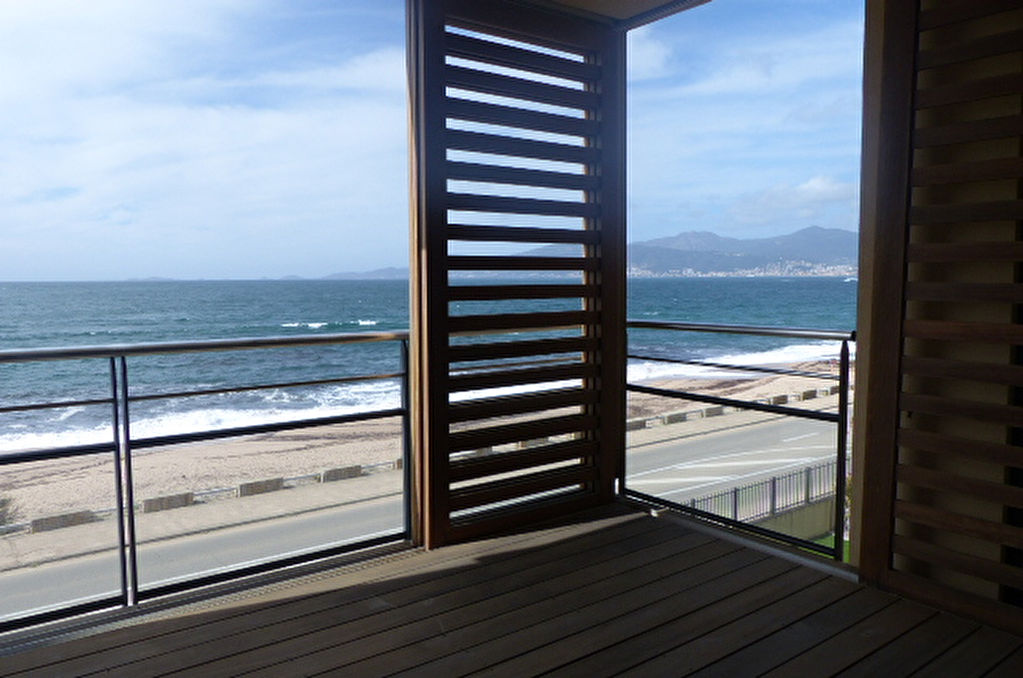 Agosta Plage Magnifique F3 traversant 115m2 bord de mer vue imprenable avec garage Agosta Plage Magnifique F3 traversant 115m2 bord de mer vue imprenable avec garage