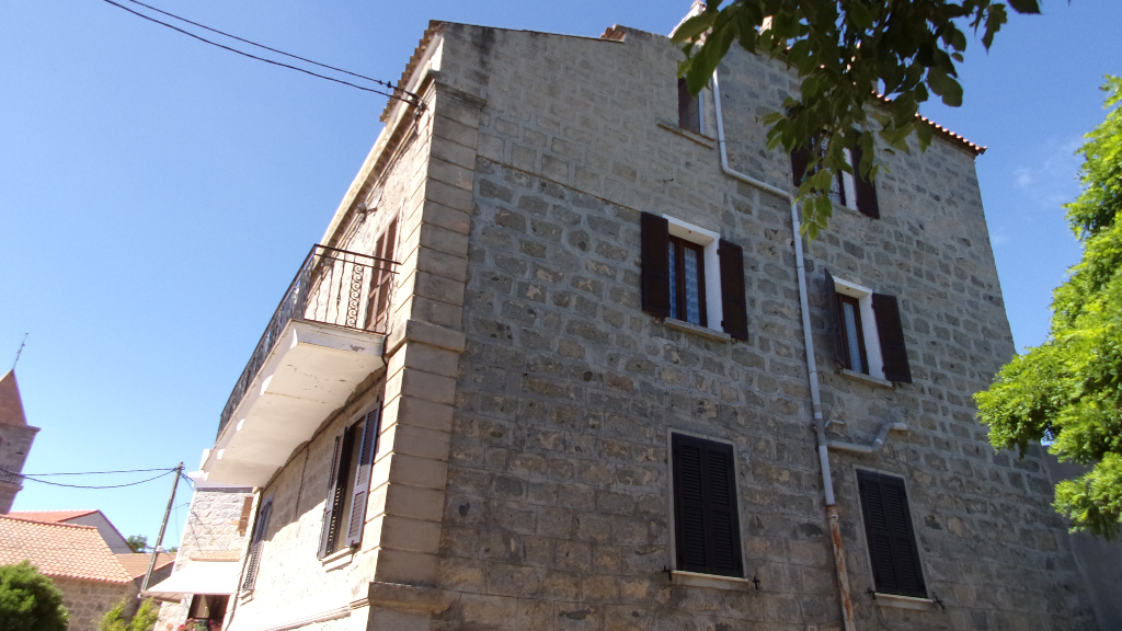 Charmante Maison en pierre à Giuncheto 5 pièce(s) 120 m2 proche sartene Charmante Maison en pierre à Giuncheto 5 pièce(s) 120 m2 proche sartene