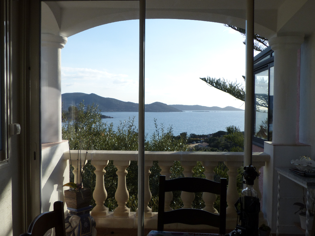 Rive Sud Villa sur 2 niveaux 7 pièce(s) 300 m2 vue imprenable sur la mer Rive Sud Villa sur 2 niveaux 7 pièce(s) 300 m2 vue imprenable sur la mer