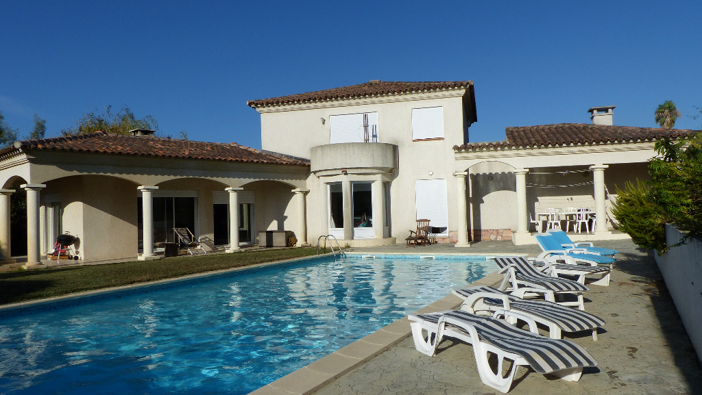 Porticcio villa d'architecte de type T5 164m² avec garage et piscine Porticcio villa d'architecte de type T5 164m² avec garage et piscine