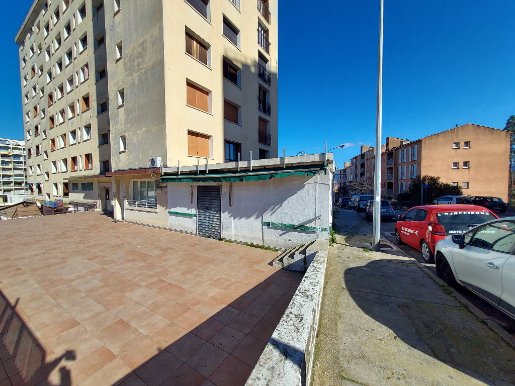 Local professionnel , murs commerciaux Ajaccio centre, proche laetitia de 90m2 Local professionnel , murs commerciaux Ajaccio centre, proche laetitia de 90m2