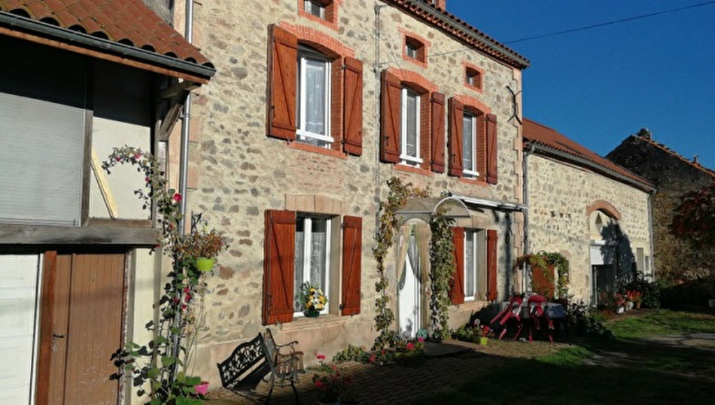 Combronde 10mn Maison en pierre et dépendances Combronde 10mn Maison en pierre et dépendances