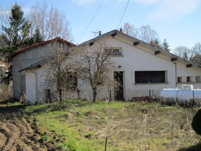 Noiretable Prox. maison et dépendances sur 1810m² de terrain Noiretable Prox. maison et dépendances sur 1810m² de terrain