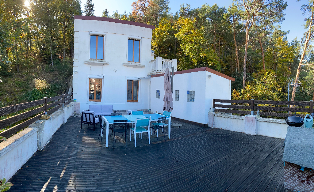 Chatel Guyon maison et terrasse panoramique Chatel Guyon maison et terrasse panoramique