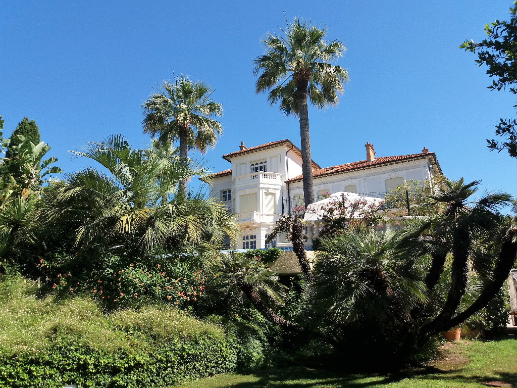Propriété ' « Belle époque » 850 m² sur jardin paysagé de 3225 m² Propriété ' « Belle époque » 850 m² sur jardin paysagé de 3225 m²