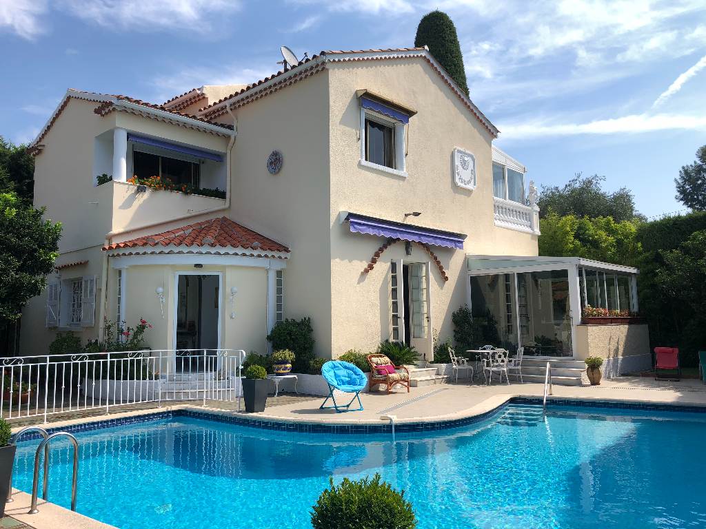 CANNES - Basse Californie - Villa de 180m2 avec piscine au calme absolu CANNES - Basse Californie - Villa de 180m2 avec piscine au calme absolu