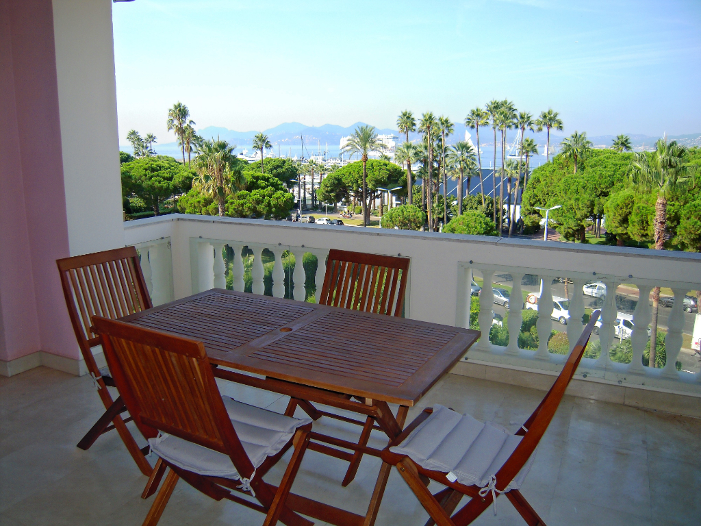 Cannes croisette 4 pièces de 101 m² avec vue mer Cannes croisette 4 pièces de 101 m² avec vue mer