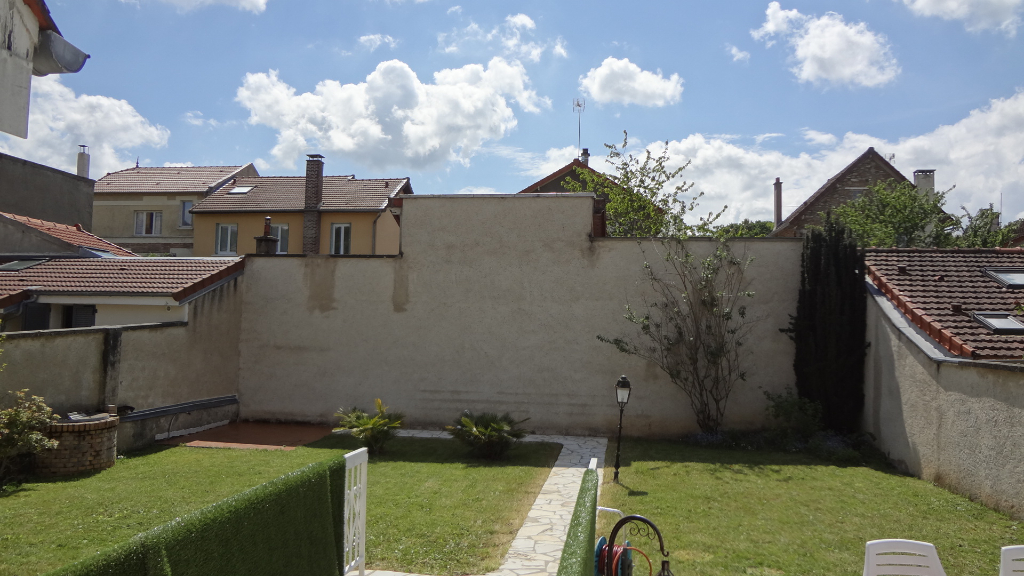 A vendre maison avec une exceptionnelle sur l'étang d'Ursine A vendre maison avec une exceptionnelle sur l'étang d'Ursine