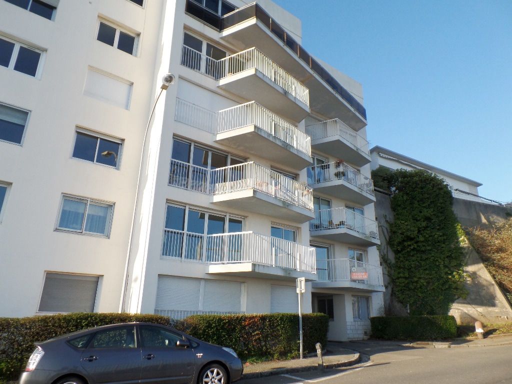 A VENDRE BREST CORNICHE T4 82 M² BEAUX VOLUMES VUE RADE LOCATAIRE EN PLACE A VENDRE BREST CORNICHE T4 82 M² BEAUX VOLUMES VUE RADE LOCATAIRE EN PLACE