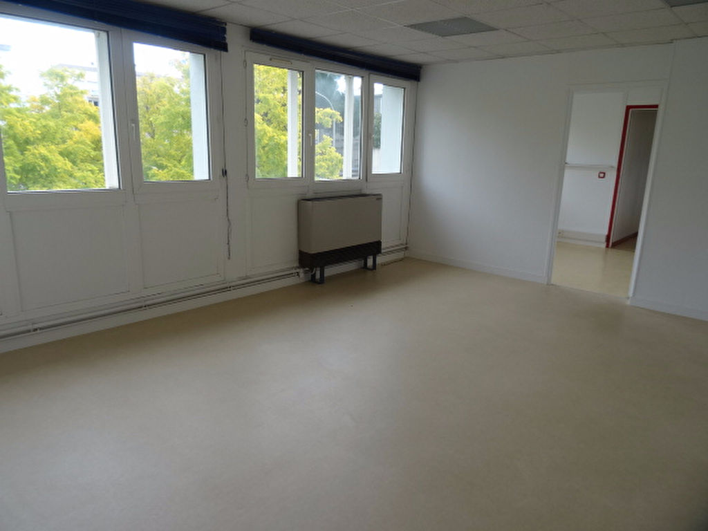 A VENDRE LORIENT HALLES SAINT LOUIS BUREAUX 88M² ASCENSEUR A VENDRE LORIENT HALLES SAINT LOUIS BUREAUX 88M² ASCENSEUR
