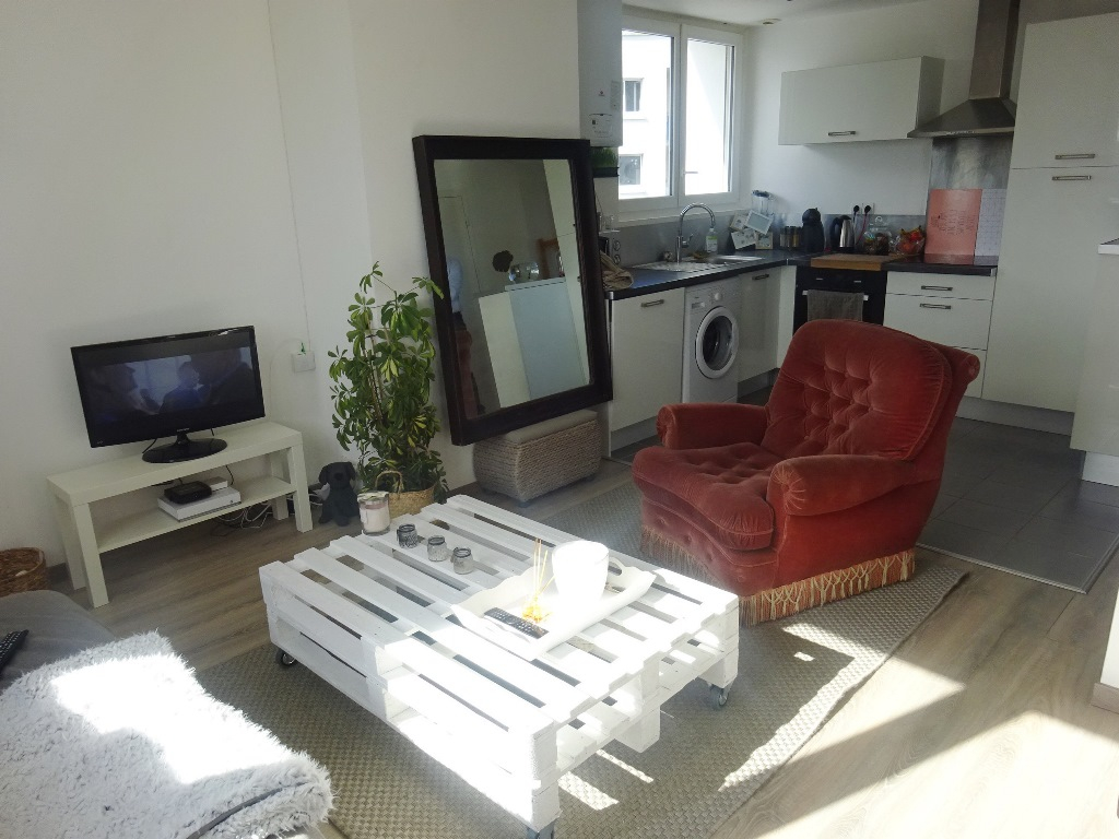 A VENDRE LORIENT BASSIN A FLOTS APPARTEMENT T2/T3 de 47m² RENOVE DERNIER ETAGE A VENDRE LORIENT BASSIN A FLOTS APPARTEMENT T2/T3 de 47m² RENOVE DERNIER ETAGE