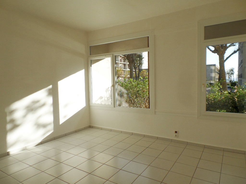VENDU EXCLUSIVITE BREST SAINT MICHEL APPARTEMENT T1 27.80 m² PARKING PRIVATIF DALLE BETON VENDU EXCLUSIVITE BREST SAINT MICHEL APPARTEMENT T1 27.80 m² PARKING PRIVATIF DALLE BETON