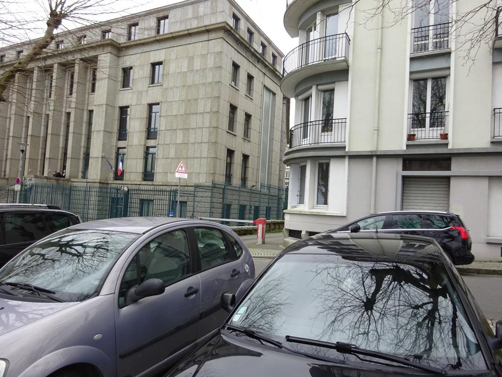 A VENDRE EXCLUSIVITÉ COURS D'AJOT APPARTEMENT T2 de 41.47 m² PARKINGS PRIVÉS DE COPROPRIÉTÉ A VENDRE EXCLUSIVITÉ COURS D'AJOT APPARTEMENT T2 de 41.47 m² PARKINGS PRIVÉS DE COPROPRIÉTÉ