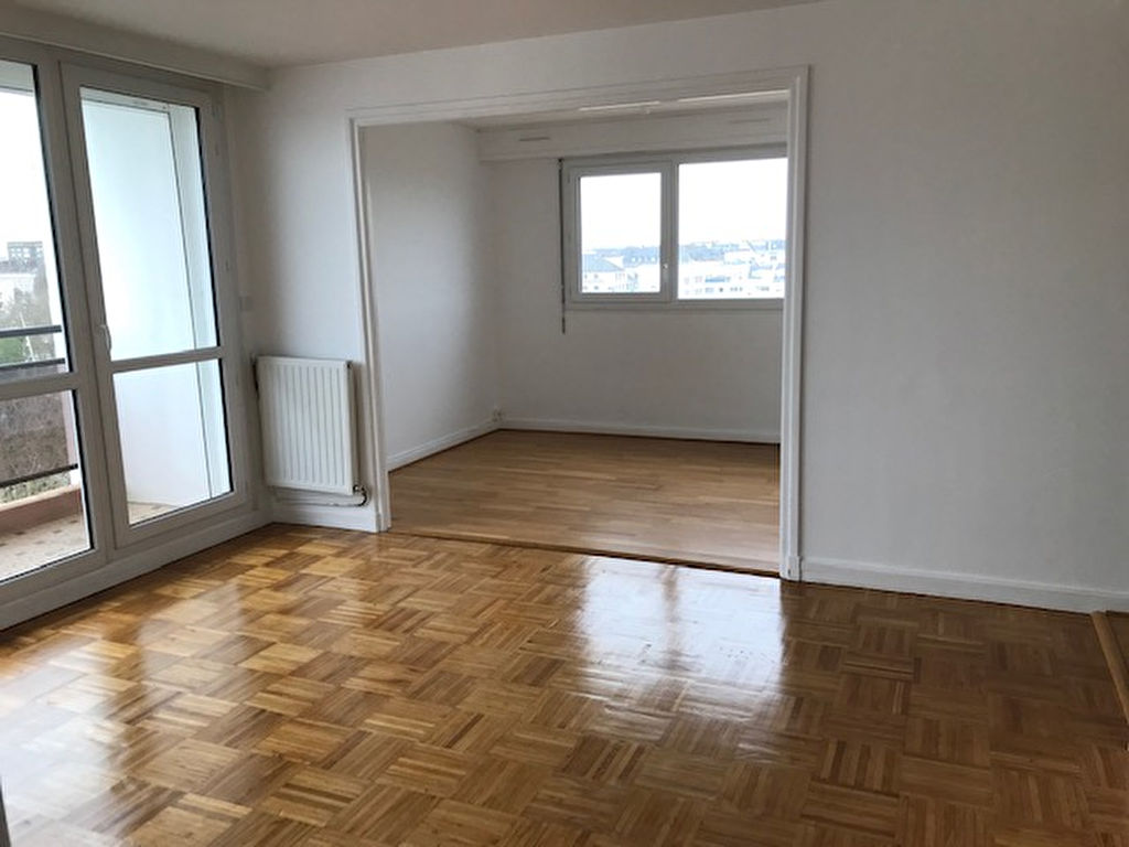 A LOUER - LORIENT CENTRE VILLE - APPARTEMENT T5 AU 8èME ETAGE AVEC ASCENSEUR, GARAGE et BALCON A LOUER - LORIENT CENTRE VILLE - APPARTEMENT T5 AU 8èME ETAGE AVEC ASCENSEUR, GARAGE et BALCON