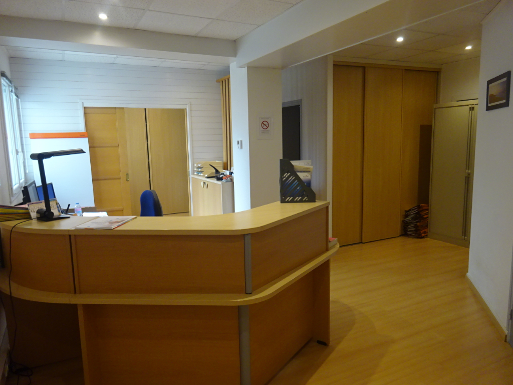 A VENDRE LORIENT CENTRE BUREAUX de 130m² AVEC PATIO ET ASCENSEUR A VENDRE LORIENT CENTRE BUREAUX de 130m² AVEC PATIO ET ASCENSEUR