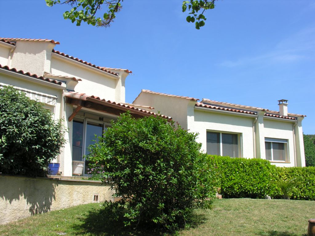 VILLA DANS ENVIRONNEMENT PRIVILÉGIÉ VILLA DANS ENVIRONNEMENT PRIVILÉGIÉ