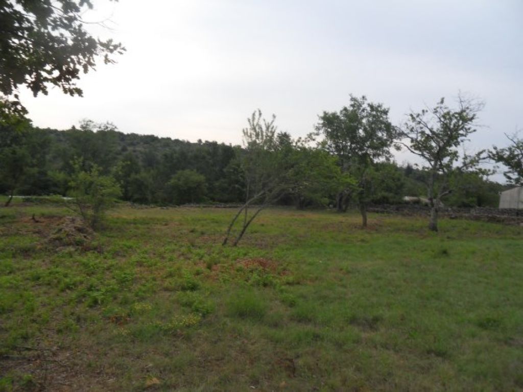 TERRAIN CONSTRUCTIBLE IDÉALEMENT SITUÉ TERRAIN CONSTRUCTIBLE IDÉALEMENT SITUÉ