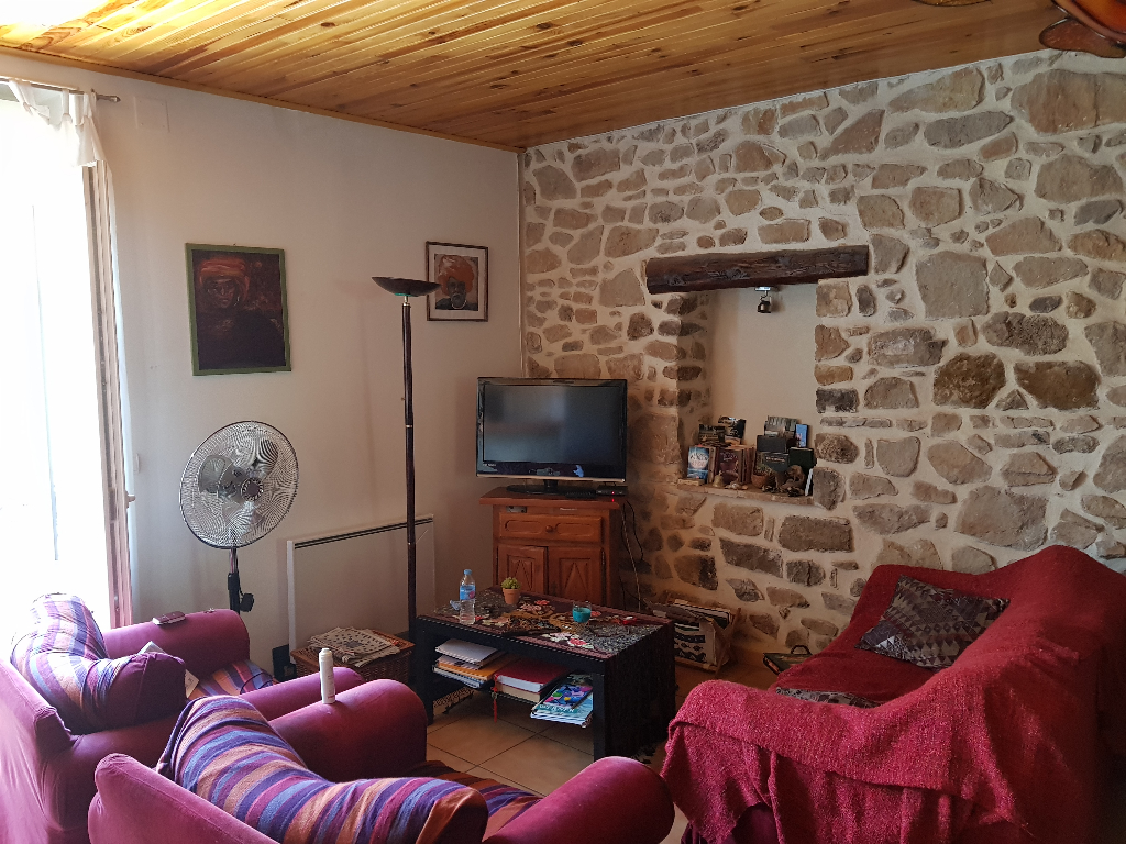 APPARTEMENT AU 1ER ETAGE AVEC ACCES COUR APPARTEMENT AU 1ER ETAGE AVEC ACCES COUR