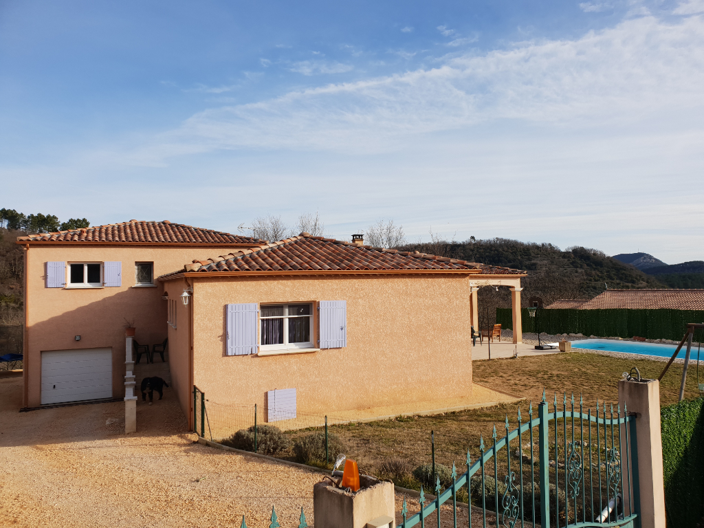 VILLA IDÉALEMENT SITUÉE AVEC PISCINE VILLA IDÉALEMENT SITUÉE AVEC PISCINE